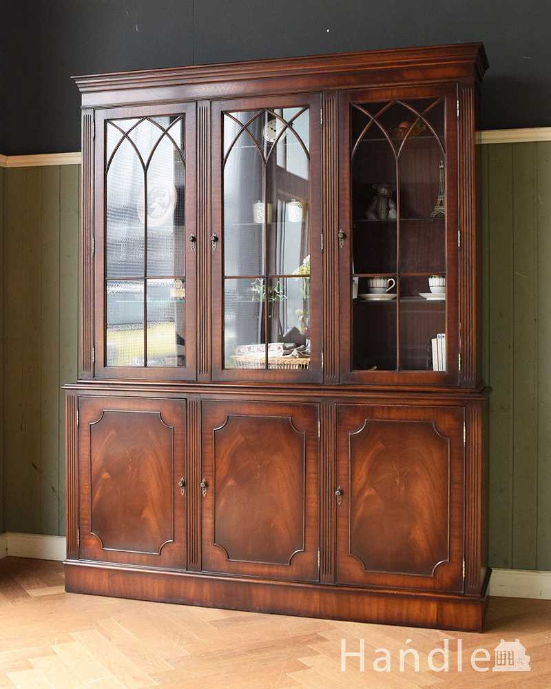 豪華な英国輸入のアンティーク家具、マホガニー材を使った美しいキャビネット（飾り棚） (j-1980-f)
