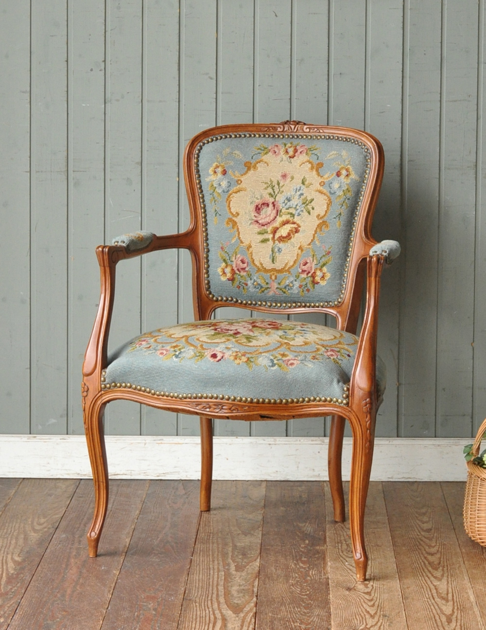 美しい刺繍が入ったアンティークチェア、プチポワンのアーム付きチェア(j-554-c)｜アンティークチェア・椅子