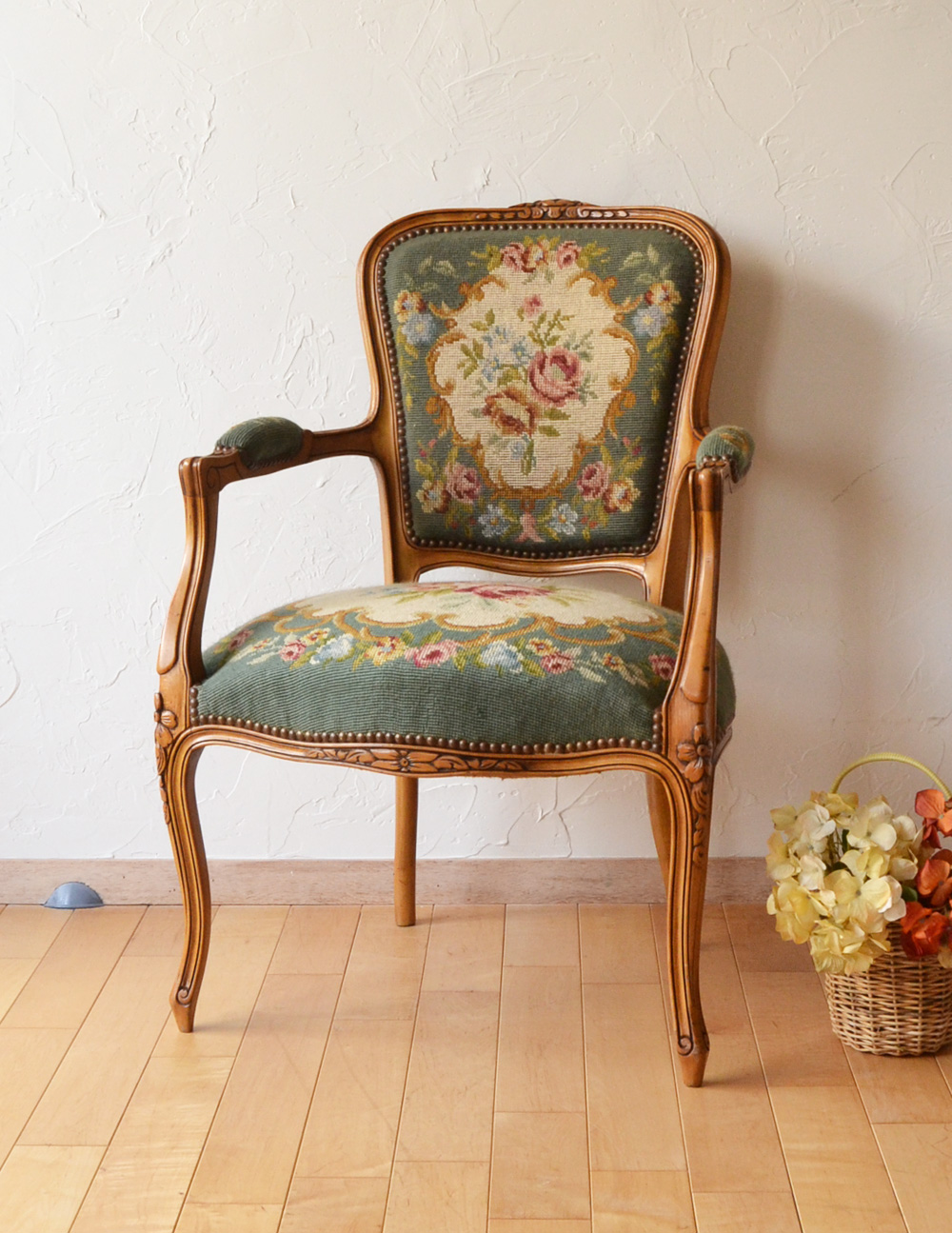 南フランスのアンティークチェア、美しいプチポワンアームチェア（グリーン）(j-583-c)｜アンティークチェア・椅子
