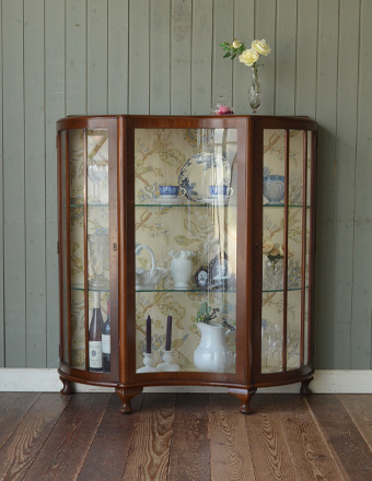 英国テイストのアンティーク家具、ガラスキャビネット（飾り棚） (j-993-f)