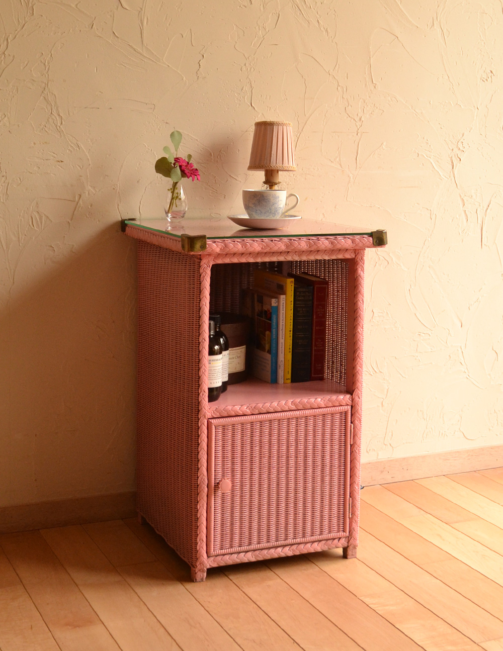 ロイドルームのアンティーク家具、ピンク色のベッドサイドキャビネット (k-1004-f)