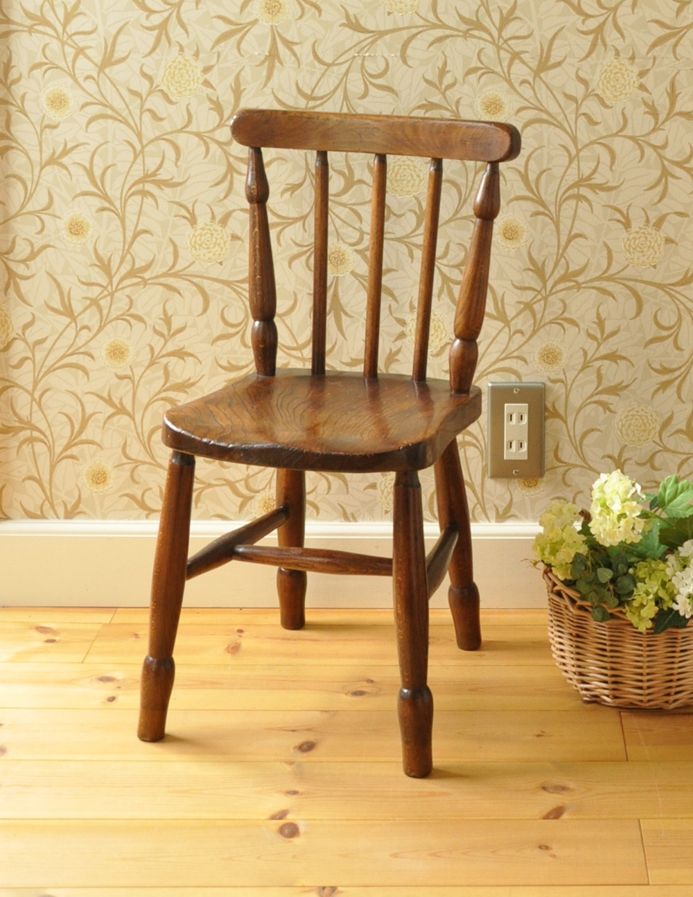 背もたれのデザインが美しい、可愛い木製のアンティークチャイルドチェア(k-1020-c)｜アンティークチェア・椅子