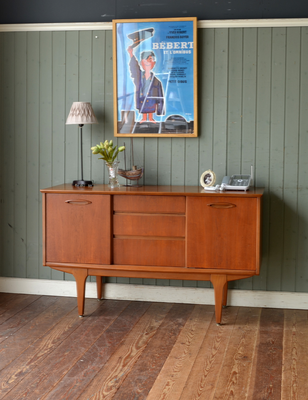 シンプルなイギリスのヴィンテージ家具、北欧スタイルのサイドボード