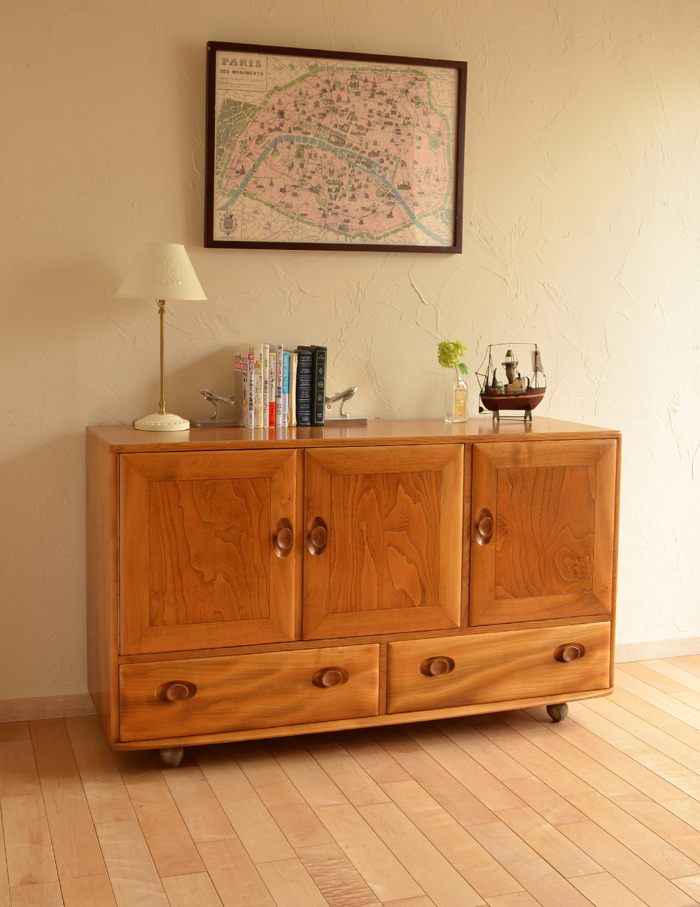 アーコール社のアンティーク家具、リビング周りの収納にサイドボード (k-1046-f)