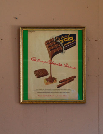 イギリスから到着　cadbury's chocolate biscuits（キャドバリー）のアンティークアートフレーム (k-1048-z)
