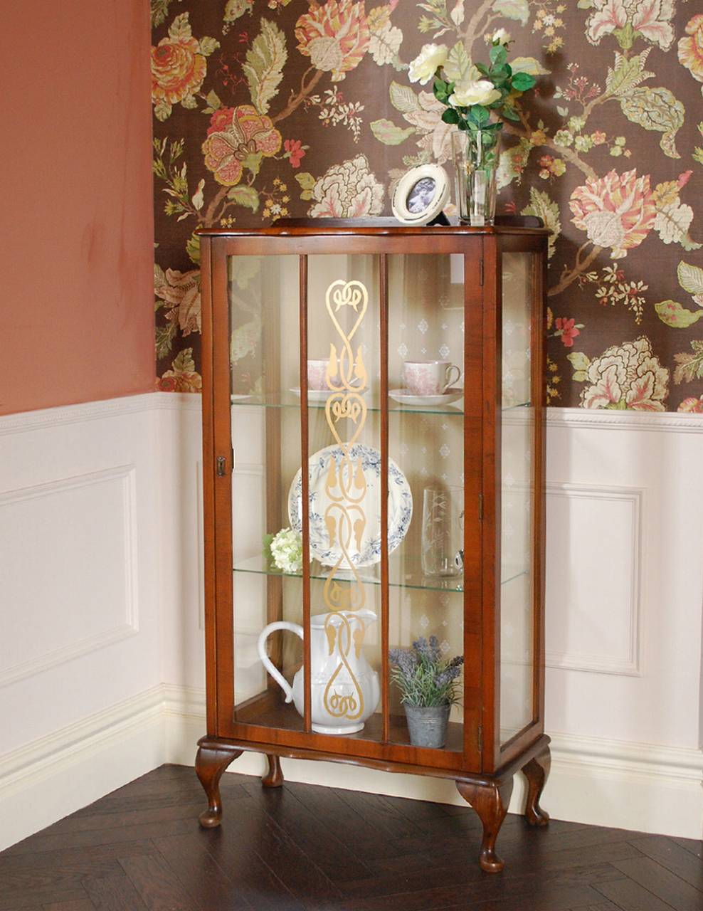 初めての方にも人気なアンティーク家具、ハート模様のコンパクトなガラスキャビネット (k-1049-f)