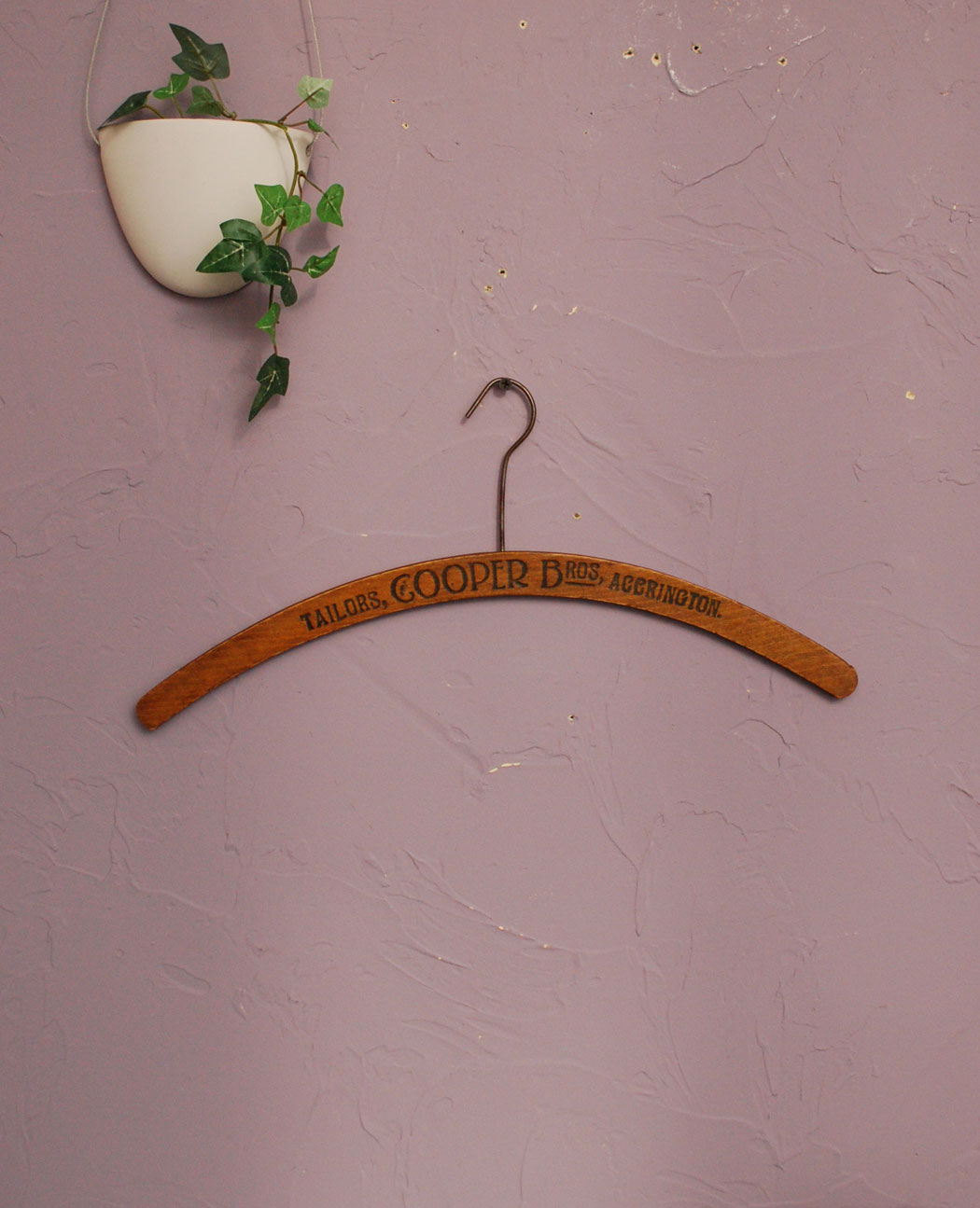 スタンプ入りの木製のアンティークハンガー　 (k-1053-z)