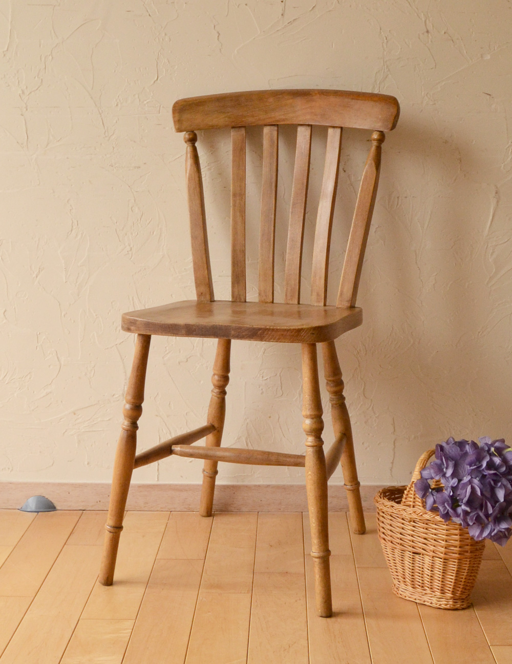 イギリスのアンティークの椅子、明るいナチュラルカラーの木製キッチンチェア(k-1066-c)｜アンティークチェア・椅子