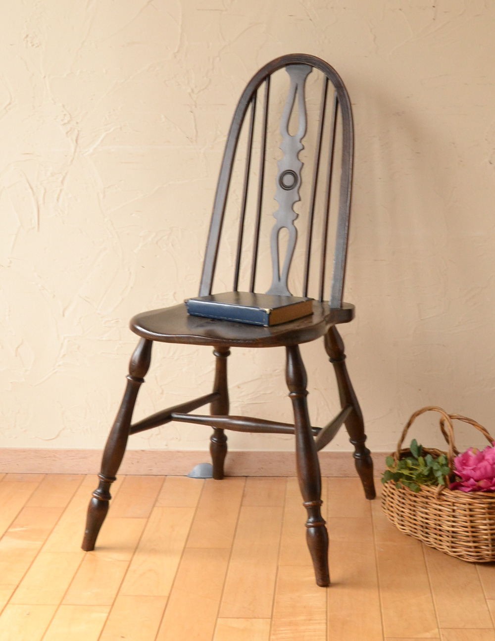 アンティークの英国椅子、背もたれのデザインが美しいハイバックのキッチンチェア (k-1082-c)