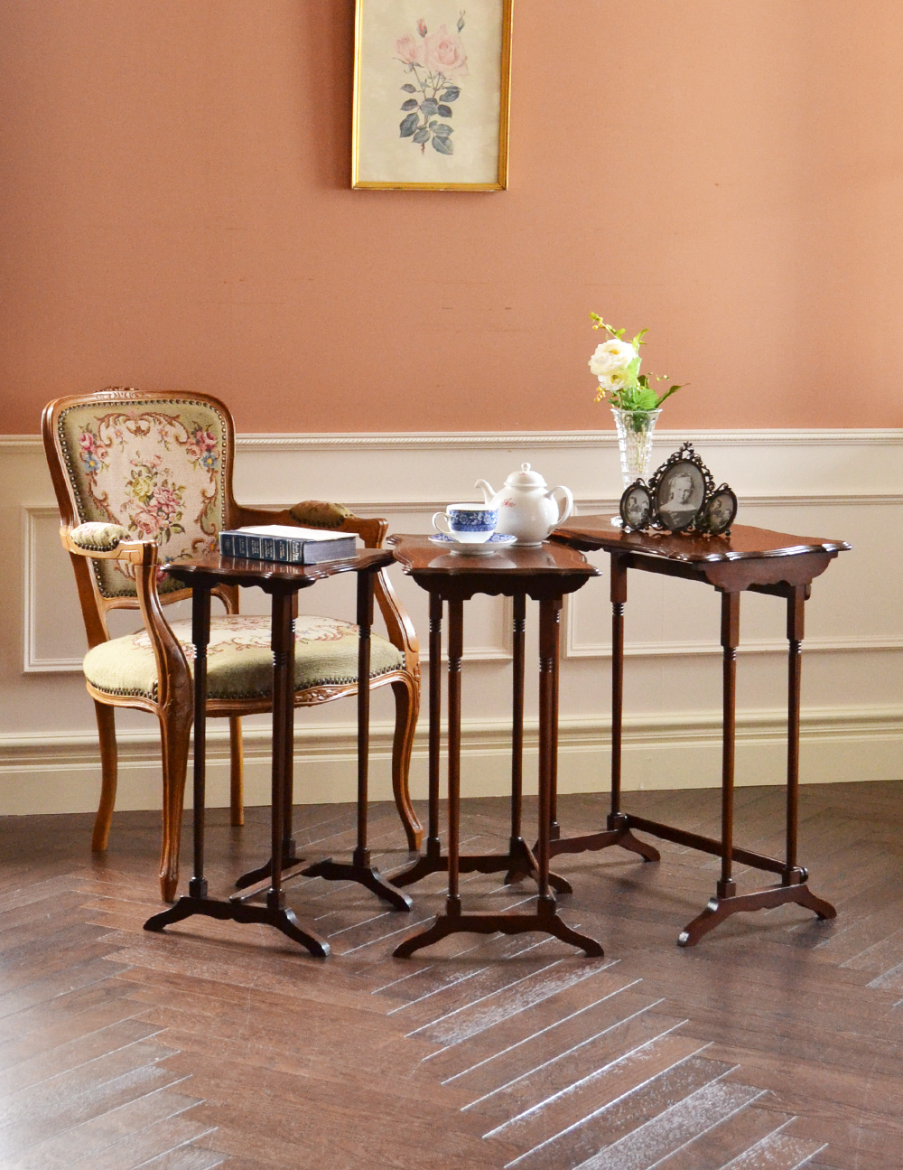 細長い脚の英国のアンティーク家具、３つセットのコーヒーテーブル（ネストテーブル） (k-1099-f)