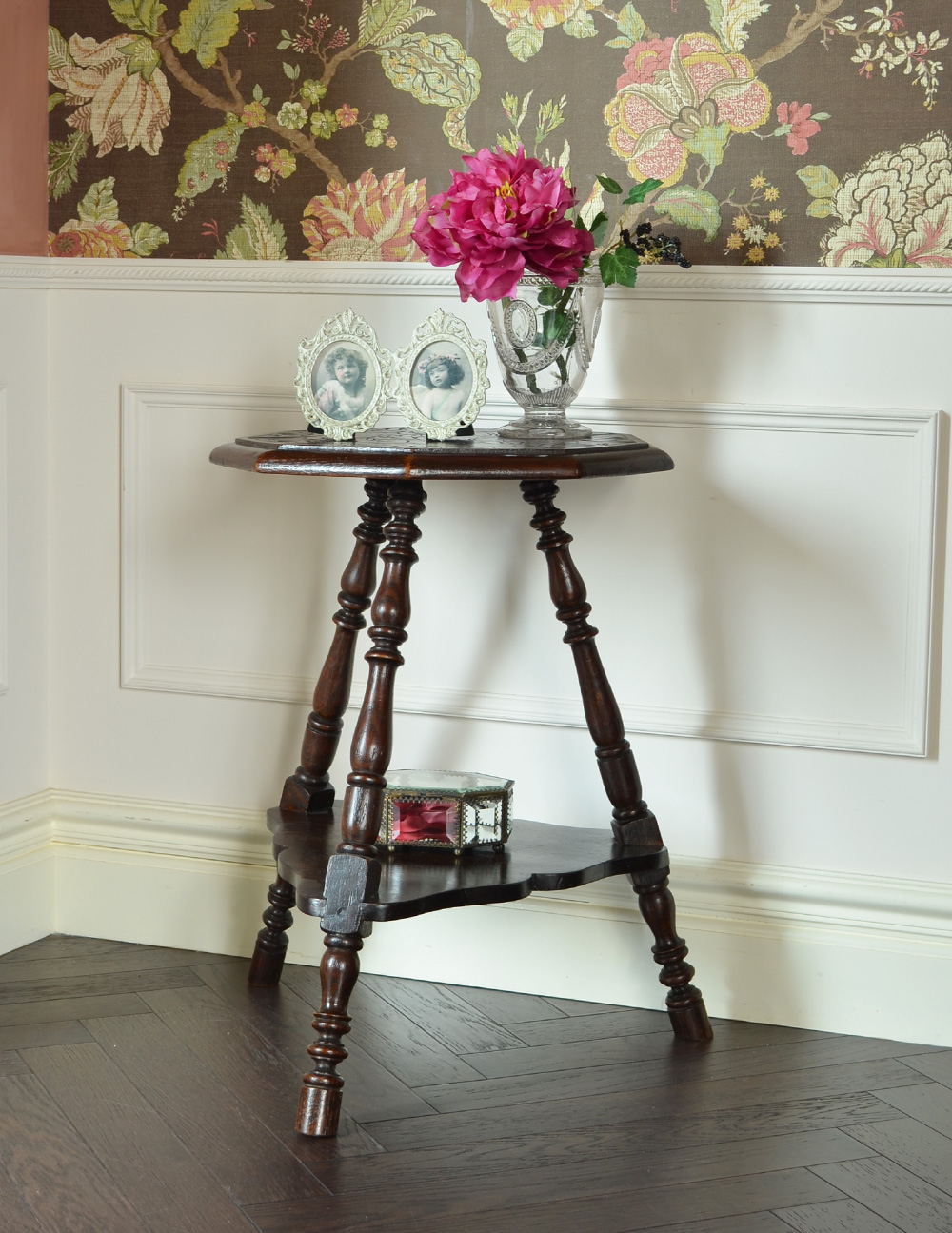 上品なアンティーク家具、美しい彫りを施したオケージョナルテーブル (k-1108-f)