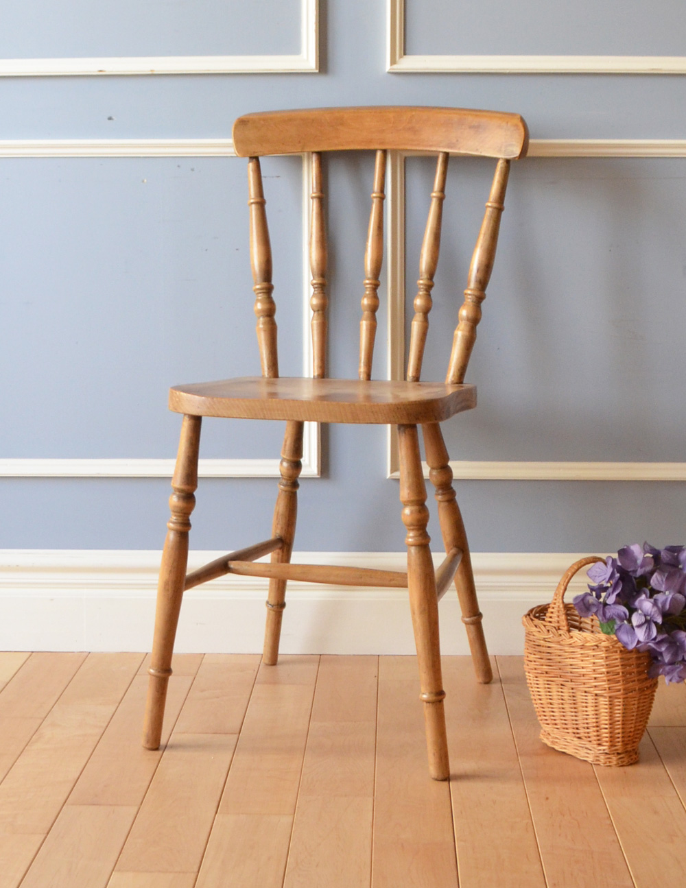 イギリスのアンティークの椅子、彫りが入った可愛い木製のナチュラルなキッチンチェア