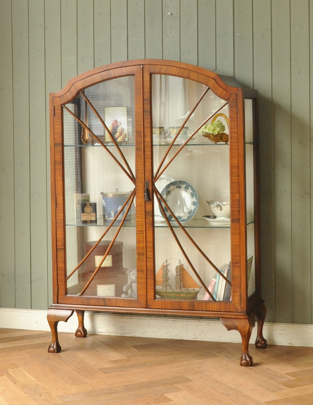 英国スタイルのアンティーク家具、ウォルナット材のキレイなガラスキャビネット (k-1180-f)