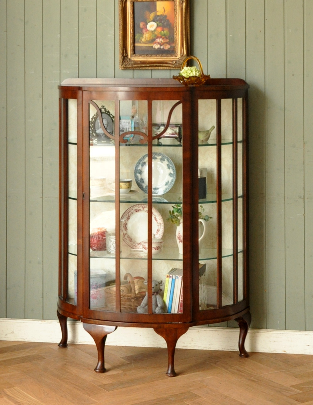 イギリスのアンティーク家具、上品なハーフムーンのガラスキャビネット（飾り棚）(k-1222-f)｜アンティーク家具
