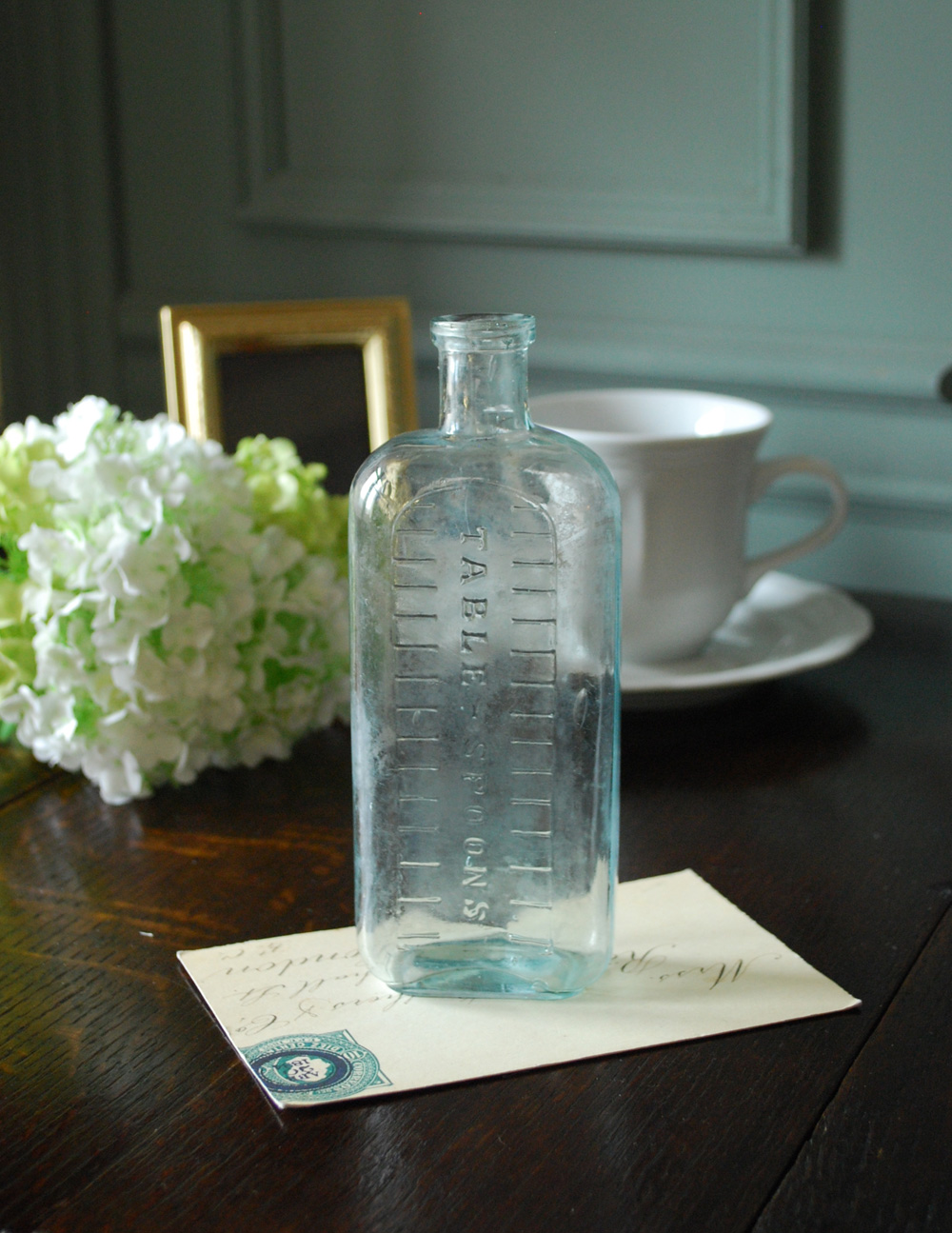目盛り付き、アイスブルーのアンティークガラスボトル (k-1246-z)