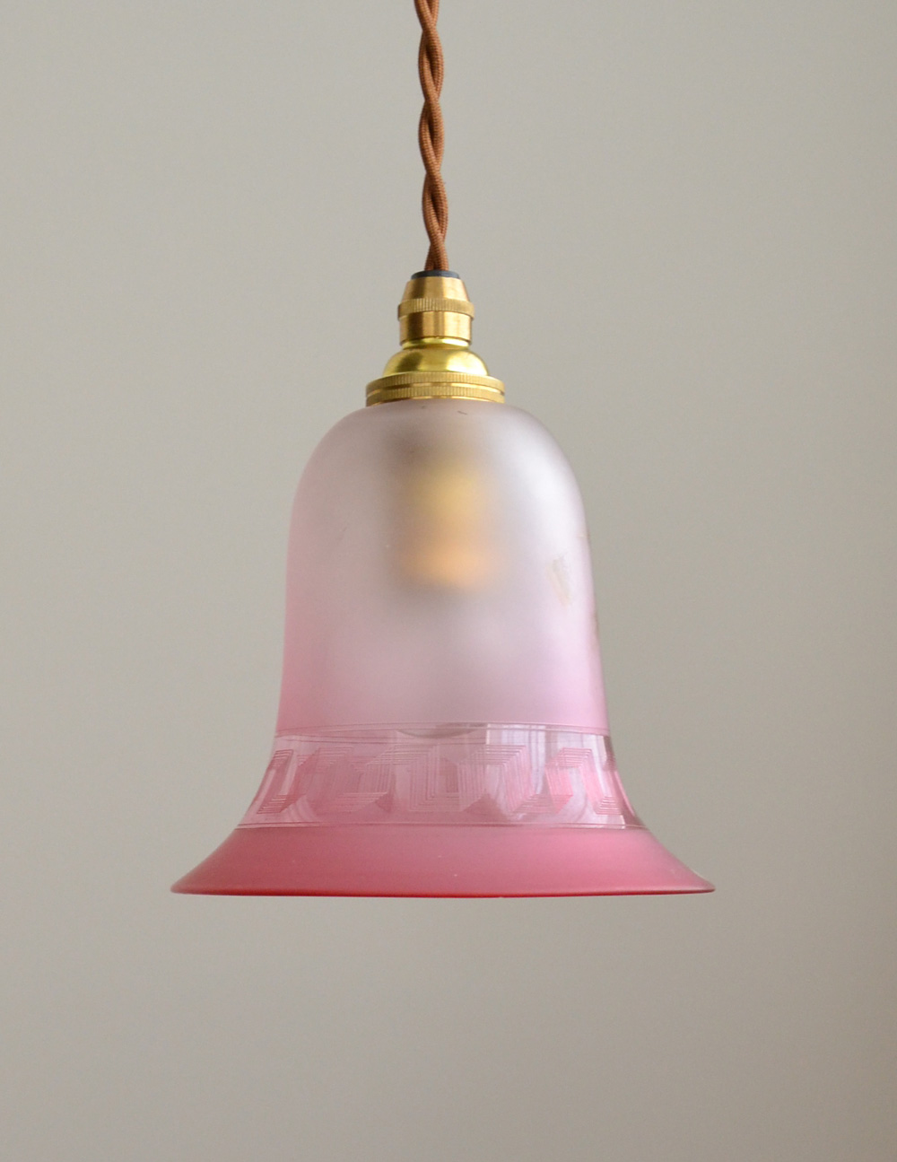 ピンク色のグラデーションカラー、アンティークガラスのペンダントライト（コード・シャンデリア球・ギャラリーなし） (k-1293-z)