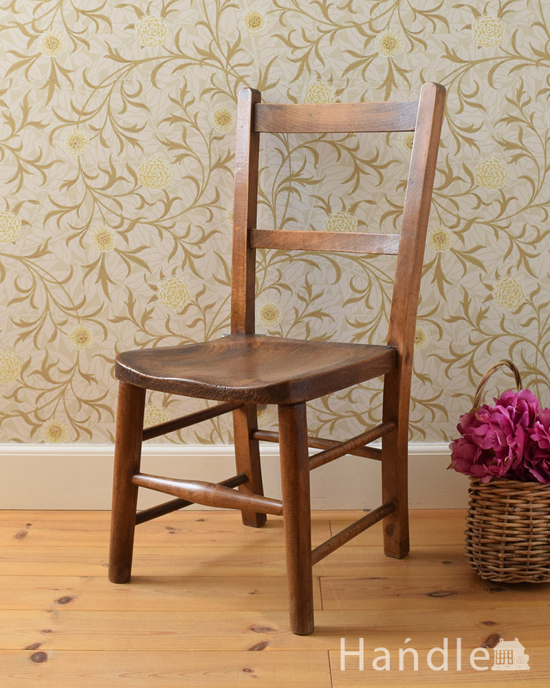 木製のアンティーク子供の椅子、置いてあるだけで可愛い英国のチャイルドチェア  (k-1337-c)
