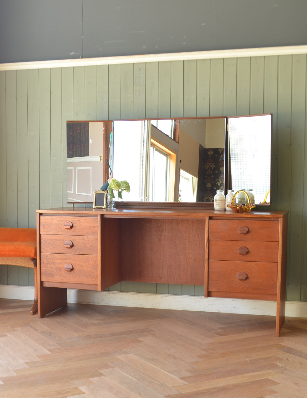 北欧スタイルのヴィンテージ家具、三面鏡のドレッシングテーブル（STAG社）