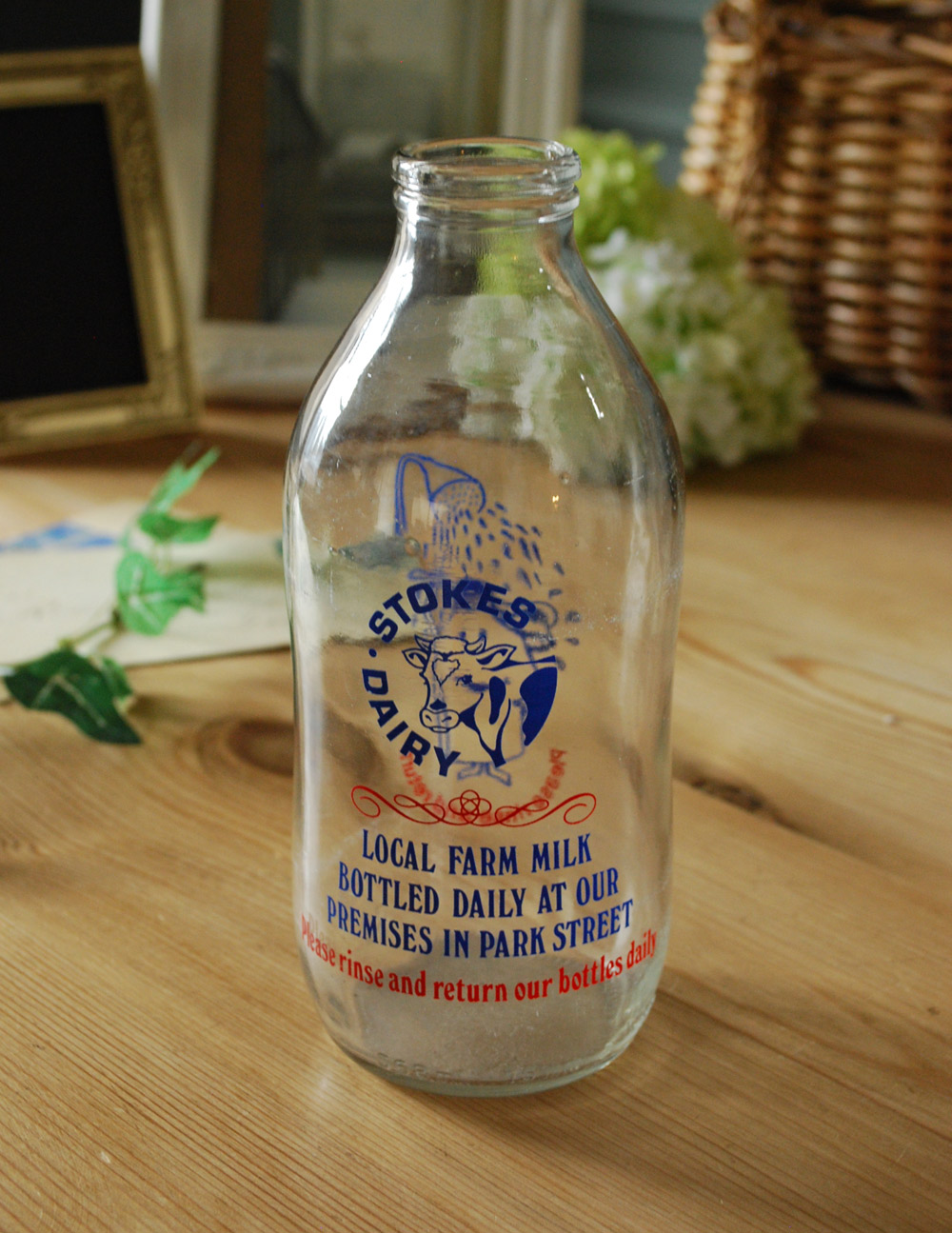 イラスト入りで可愛いイギリスの牛乳ビン、アンティークガラスボトル（牛）(k-1358-z)｜アンティーク雑貨