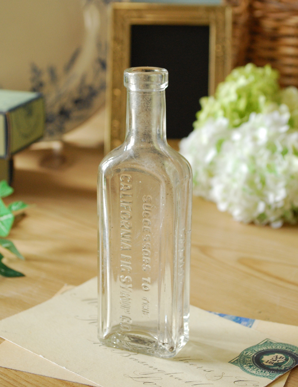 クリアカラーのエンボス入りアンティークガラスボトル (k-1370-z)