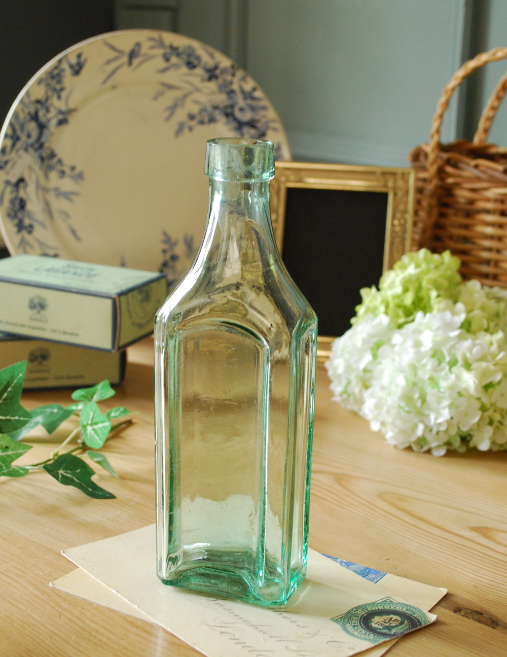 窓辺の１輪挿しにもオススメ、アンティークガラスボトル (k-1378-z)
