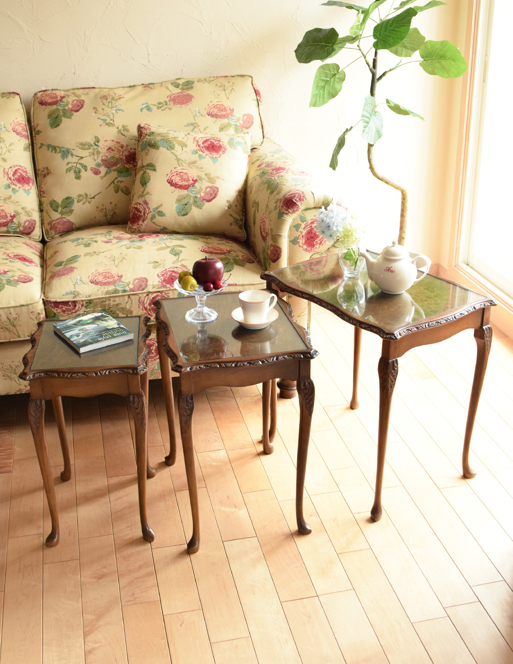 ウォルナット材のアンティーク家具、ガラス天板のネストテーブル (k-1397-f)