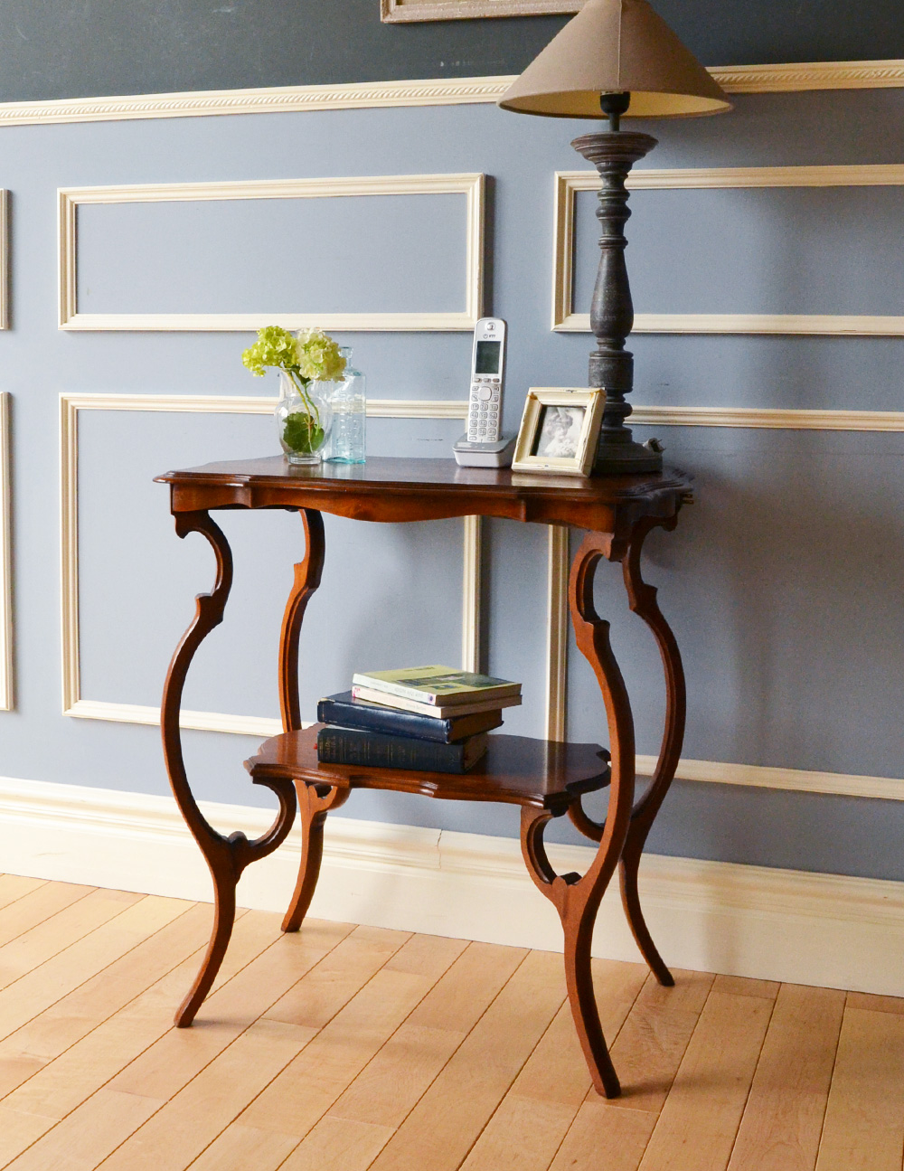 アンティークの高級感のある英国家具、可憐なデザインのオケージョナルテーブル (k-1400-f)