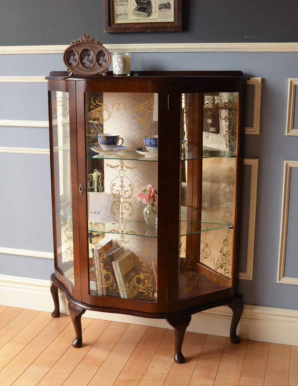 ウォルナット材のアンティーク家具、ミラーバックの美しいガラスキャビネット (k-1411-f)