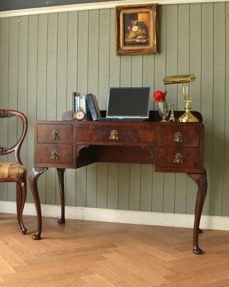 英国のアンティーク家具、取っ手まで美しいウォルナット材デスク (k-1484-f)