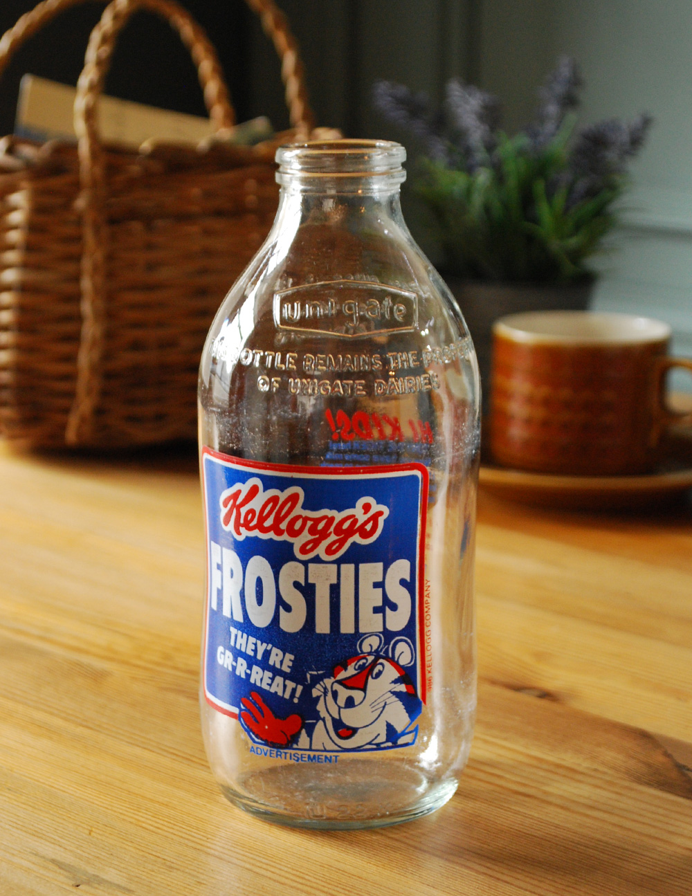 イラスト入りで可愛いイギリスの牛乳ビン、アンティークガラスボトル（kellogg's FROSTIES） (k-1486-z)