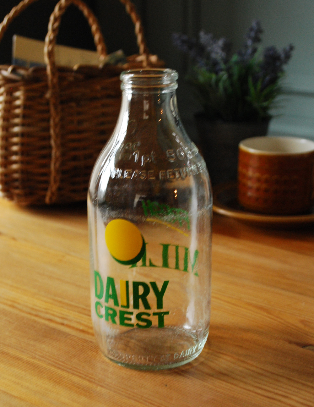 イラスト入りで可愛いイギリスの牛乳ビン、アンティークガラスボトル（DAIRY CREST ） (k-1490-z)