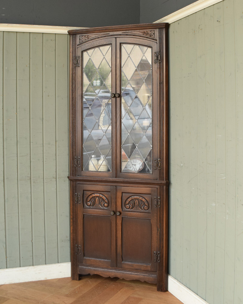 お部屋の角を彩るアンティーク家具、ガラス扉のコーナーキャビネット (k-1500-f)