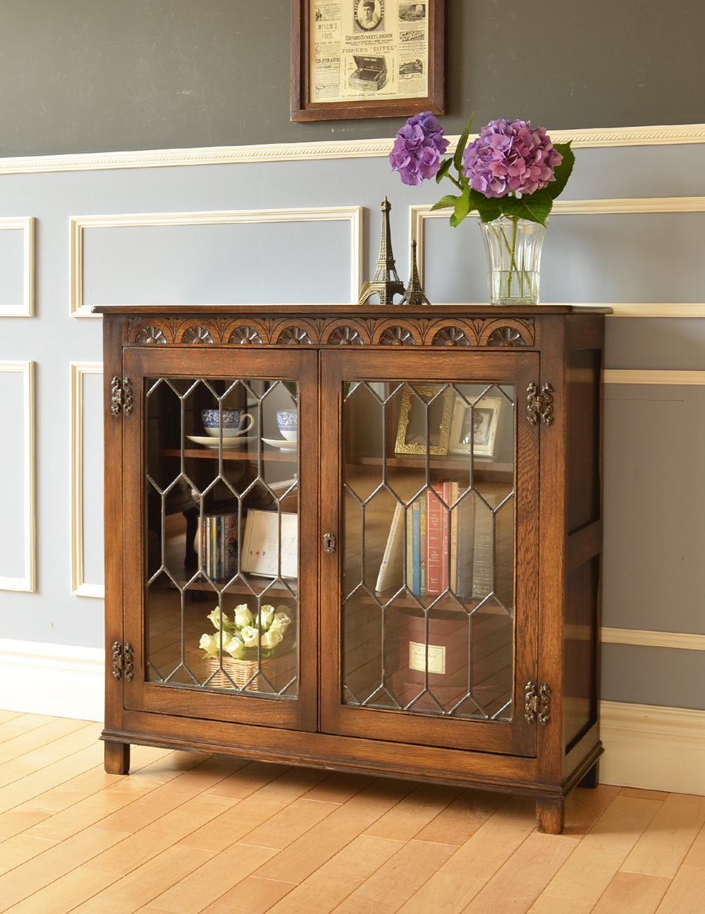 飾り棚にもなるアンティークの英国家具、お花の彫りが沢山付いたオーク材ブックケース（本棚）(k-1530-f)｜アンティーク家具
