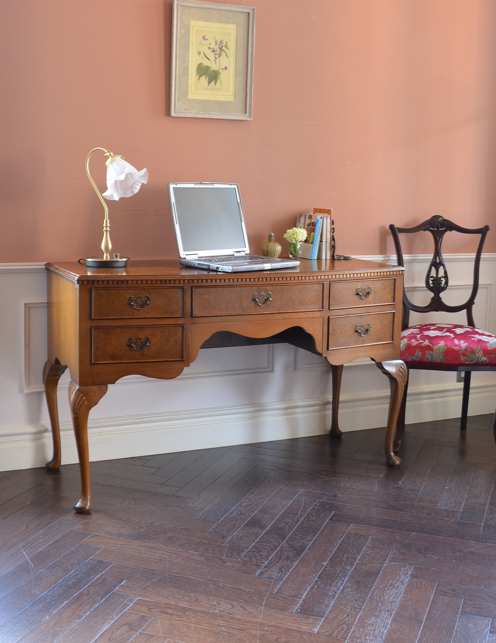 英国の書斎で使えるアンティーク家具、お仕事も捗る素敵なウォルナット材のデスク  (k-1546-f)