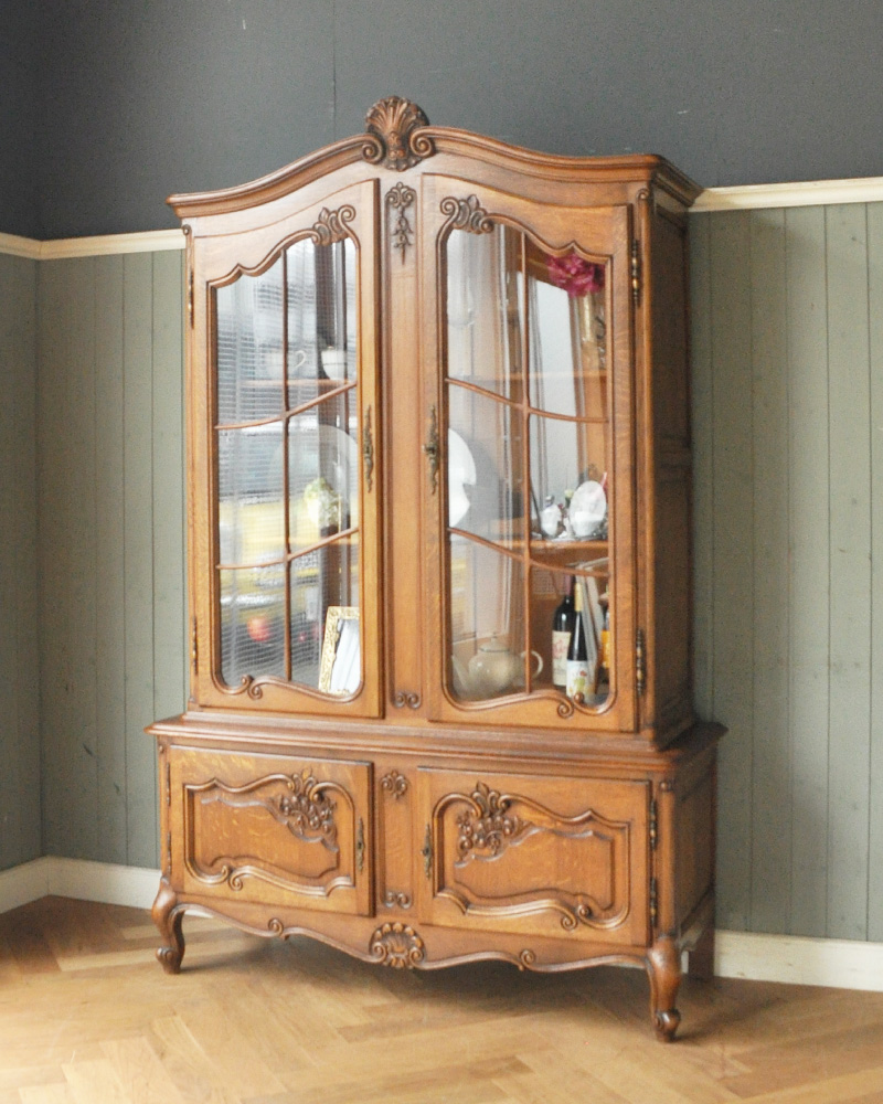 フランスらしい優雅なアンティーク家具、ゴージャスなガラスキャビネット（食器棚） (k-1547-f)