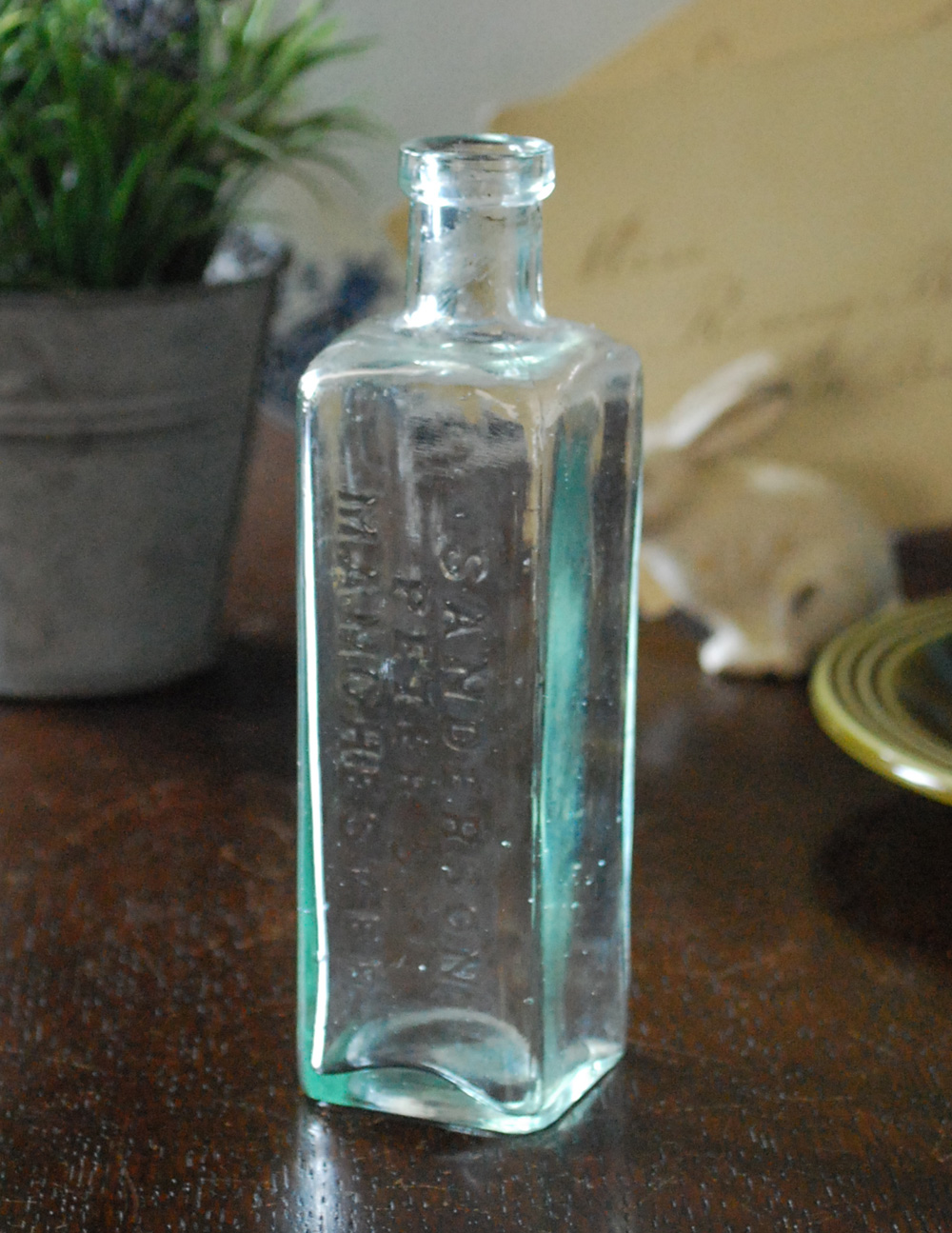 アンティークガラスボトル、四角いエンボス入りのガラス瓶