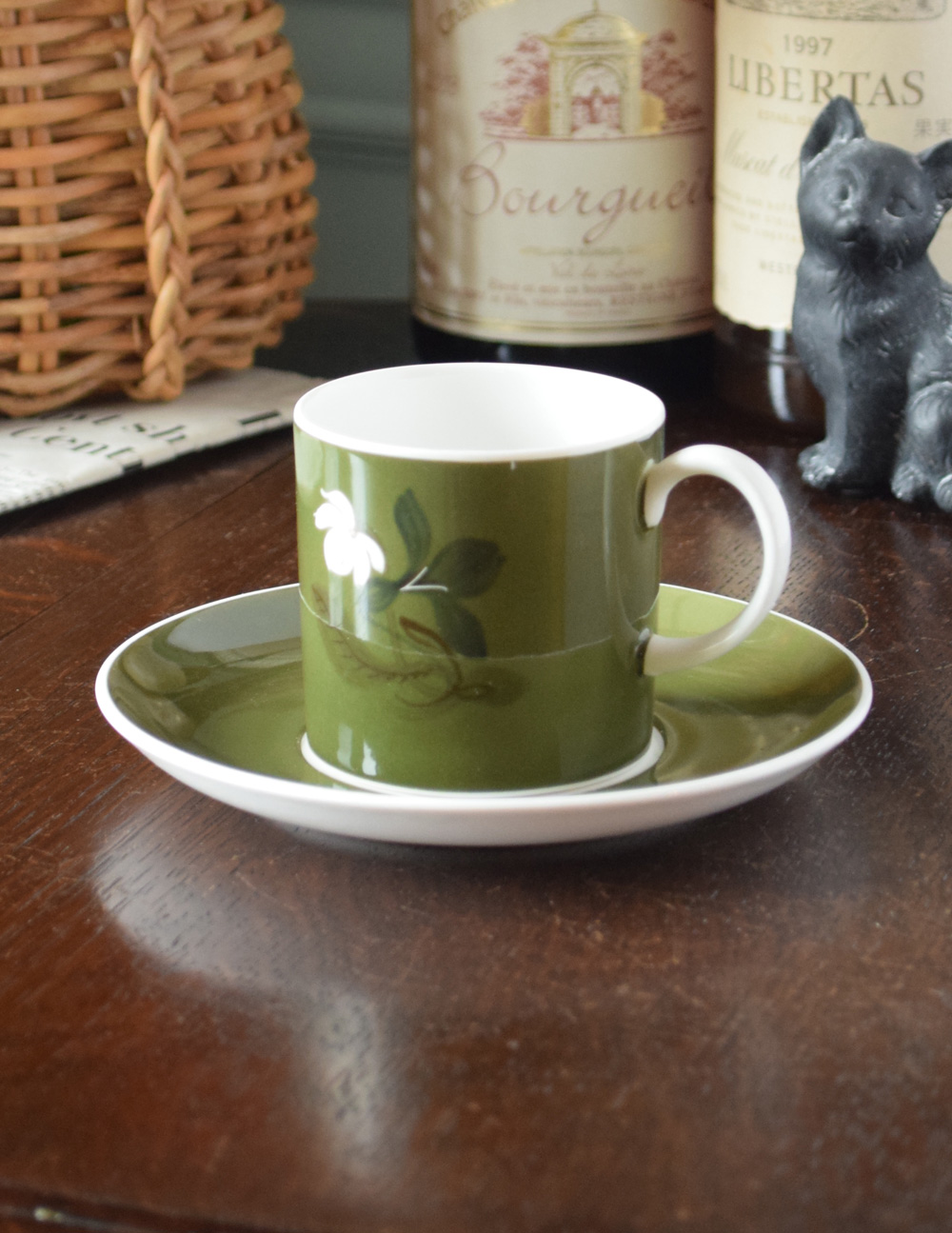スージークーパーのボーンチャイナ、フラワーモチーフのカップ＆ソーサー（グリーン） (k-1651-z)