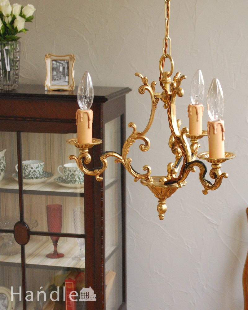 フランスらしい装飾が美しい、真鍮製のアンティーク３灯シャンデリア（Ｅ17シャンデリア球付） (k-1707-z)
