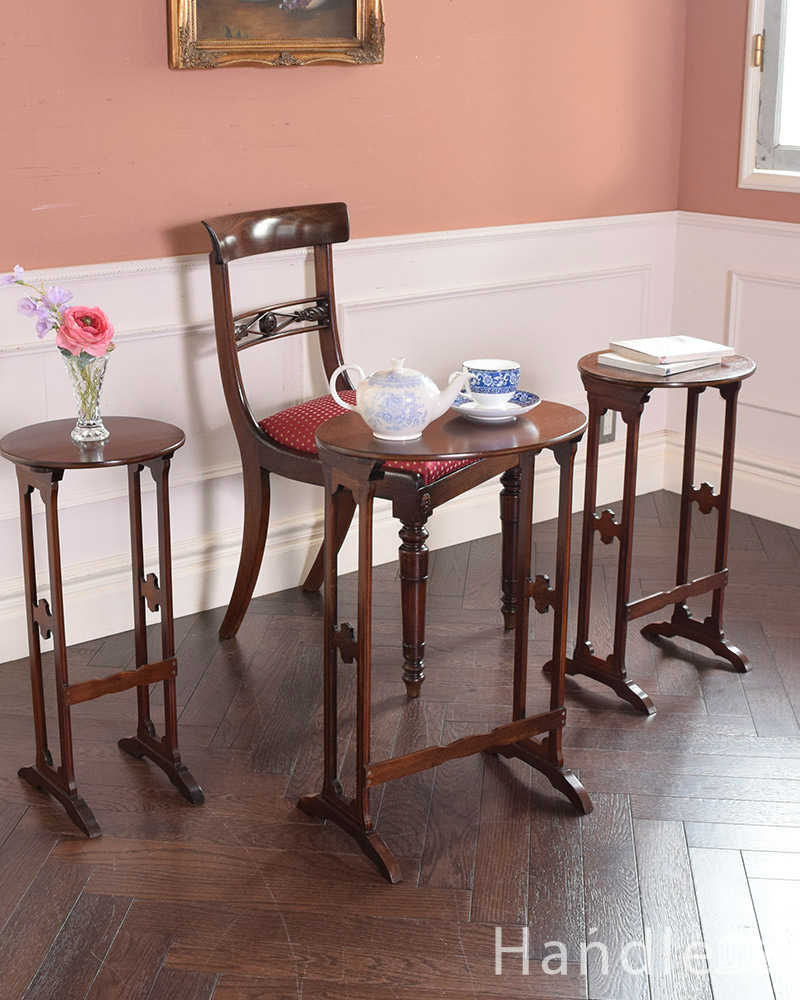 脚の装飾が美しいネストテーブル、イギリスから来たアンティーク家具 (k-1750-f)