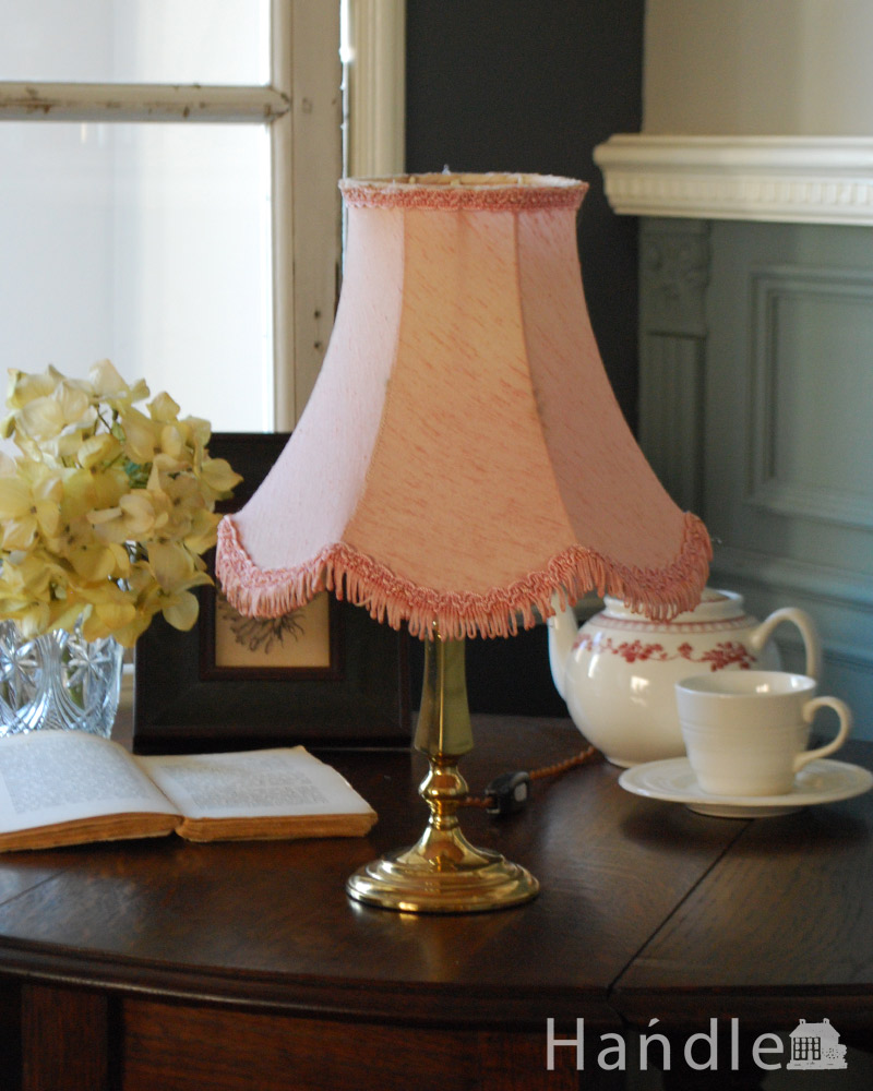 ピンクが可愛いフリンジ付きの美しいアンティークテーブルランプ（シェード付き）
