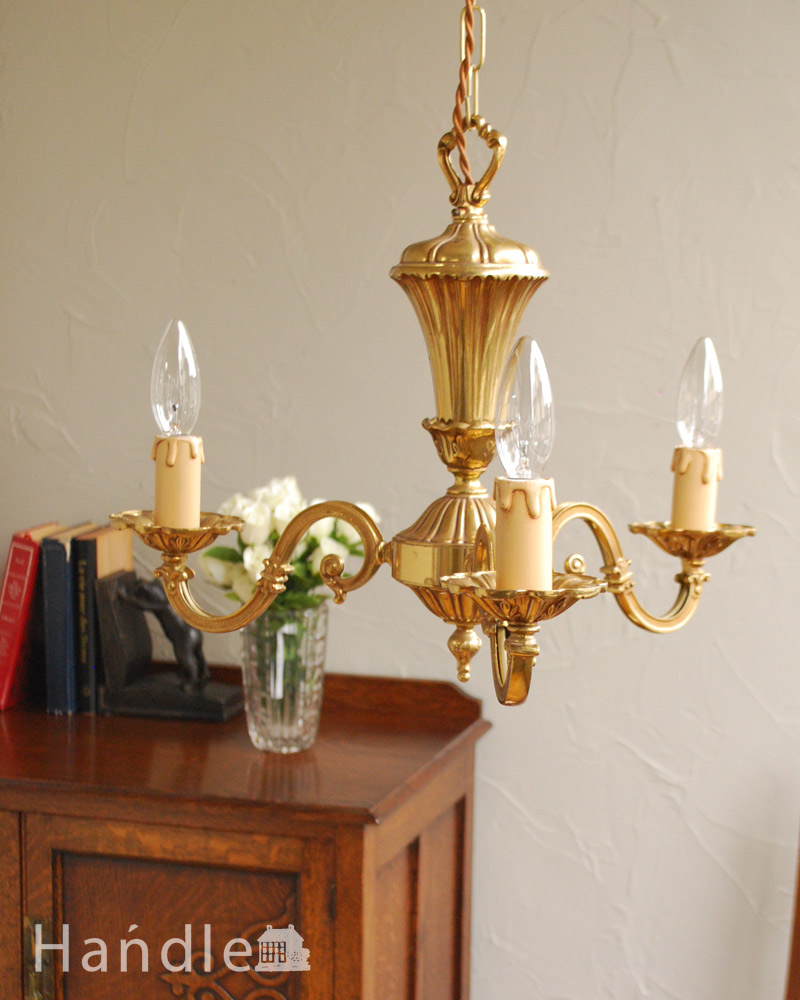 繊細な装飾を施したアンティークの真鍮製シャンデリア・３灯タイプ（E17シャンデリア球付）  (k-1770-z)