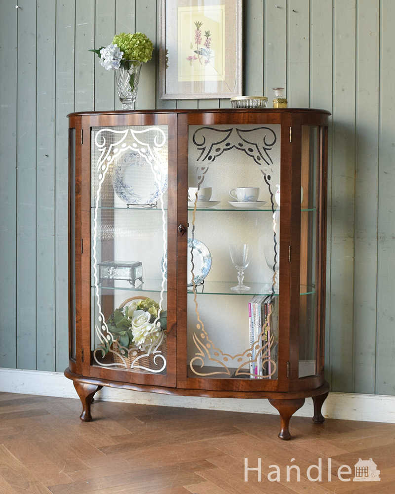 シルバーの飾りのガラス扉、英国アンティーク家具のガラスキャビネット（飾り棚） (k-1780-f)