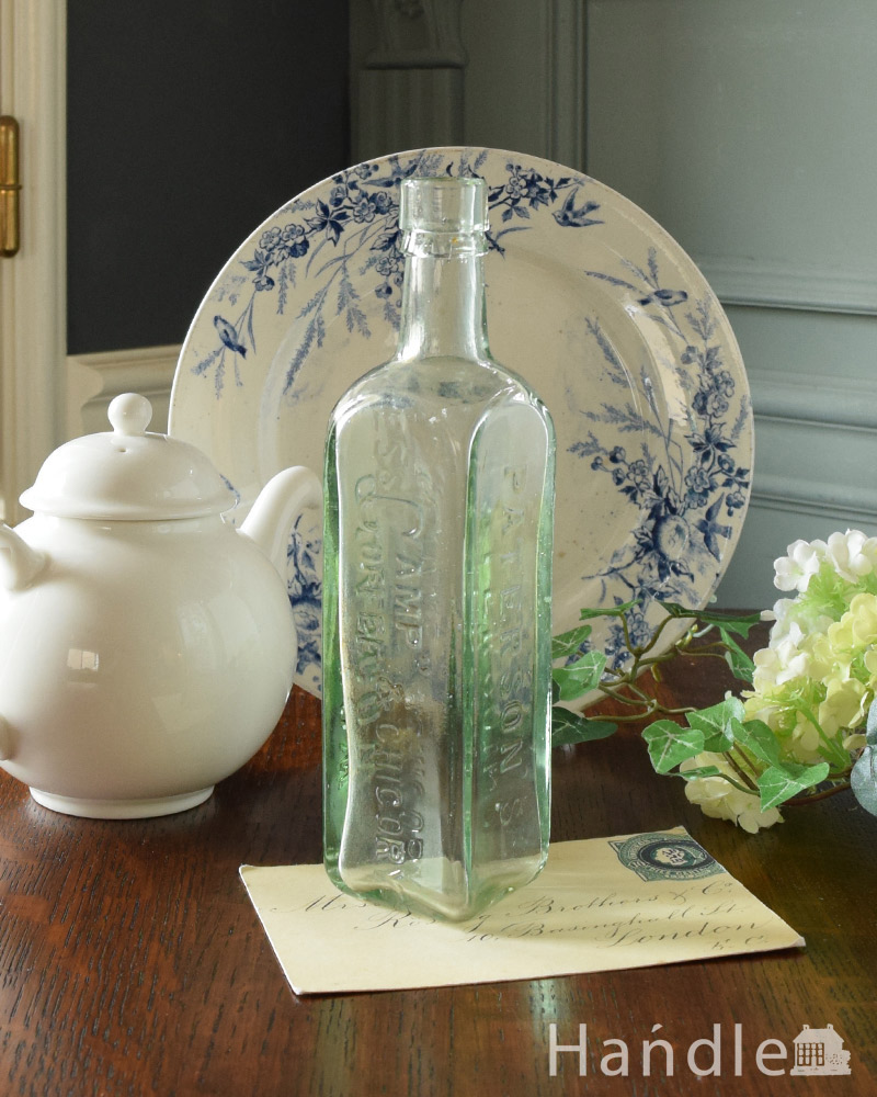 エンボス加工のアンティーク雑貨、花瓶にオススメのガラスボトル (k-1856-z)