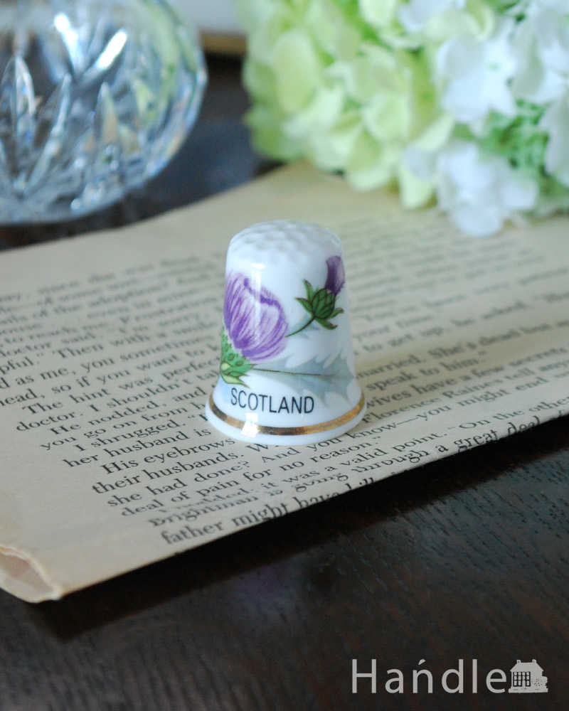 真っ白なボーンチャイナのアンティークシンブル（スコットランド） (k-2336-z)