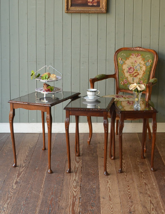 英国スタイルのアンティーク家具、３つセットのネストテーブル (k-753-f)