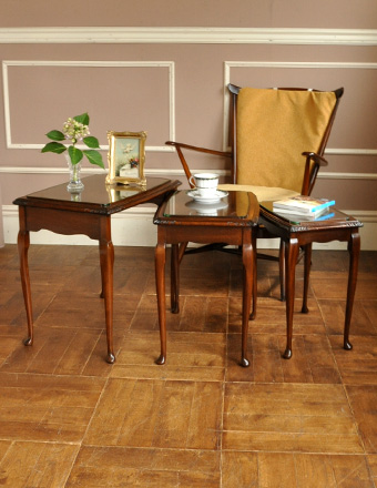 英国のアンティーク家具、ウォルナット材のネストテーブル (k-773-f)