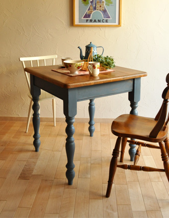 ブルーペイントのアンティーク家具、パイン材の２人掛けテーブル (k-858-f-1)