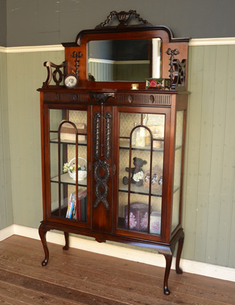 豪華なアンティーク家具、マホガニー材を使ったキャビネット（飾り棚） (k-881-f)