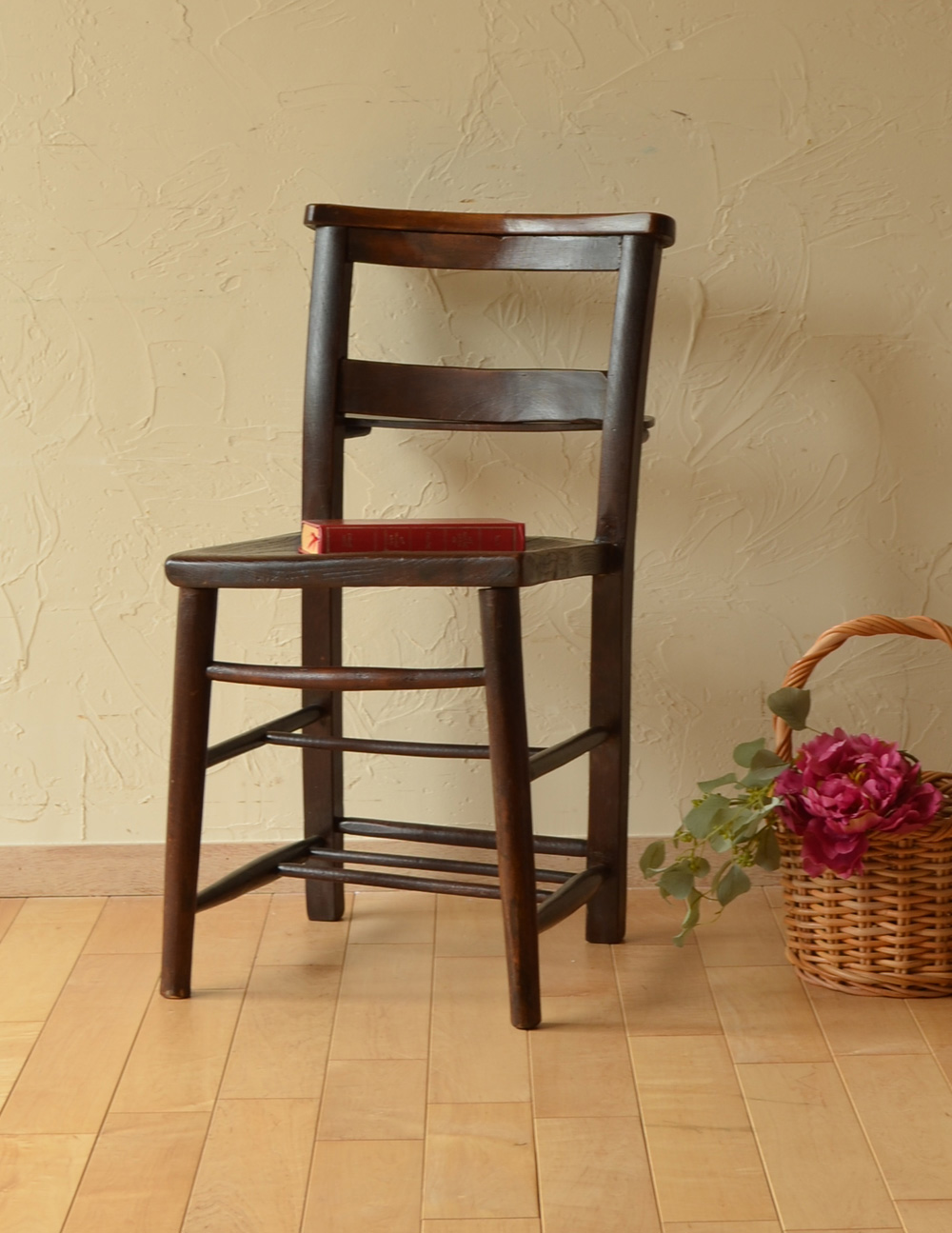 お部屋に合わせやすいイギリスアンティークの椅子、ブラウンのチャーチチェア (k-894-c)