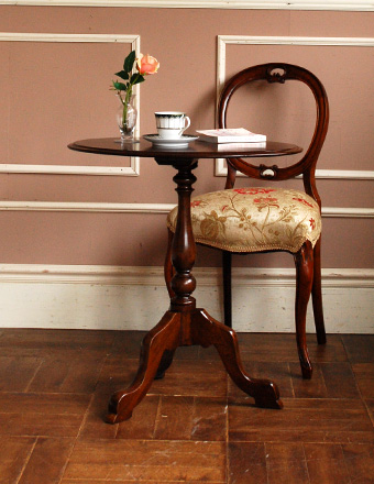 イギリスのアンティーク家具、ウォルナット材のティーテーブル
